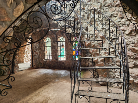 Omul care și-a construit un castel singur
