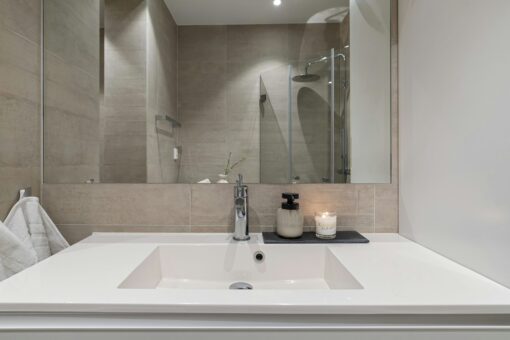 Renovare în baie: cum dezlipești oglinda lipită pe faianță