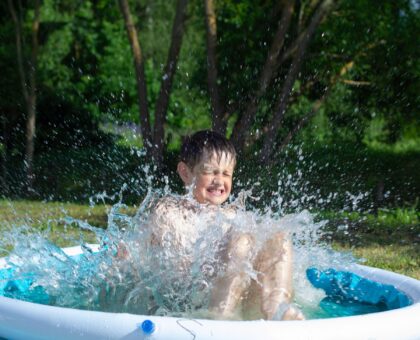 Cum montezi o piscină gonflabilă în curte