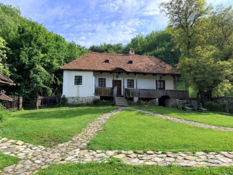 O restaurare făcută cu respect: casa Regelui Charles din Valea Zălanului