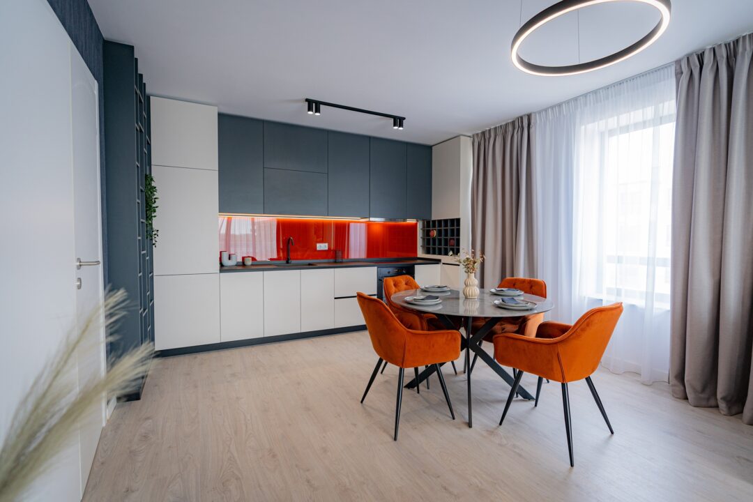O amenajare cu accente colorate dă viață unui apartament din București