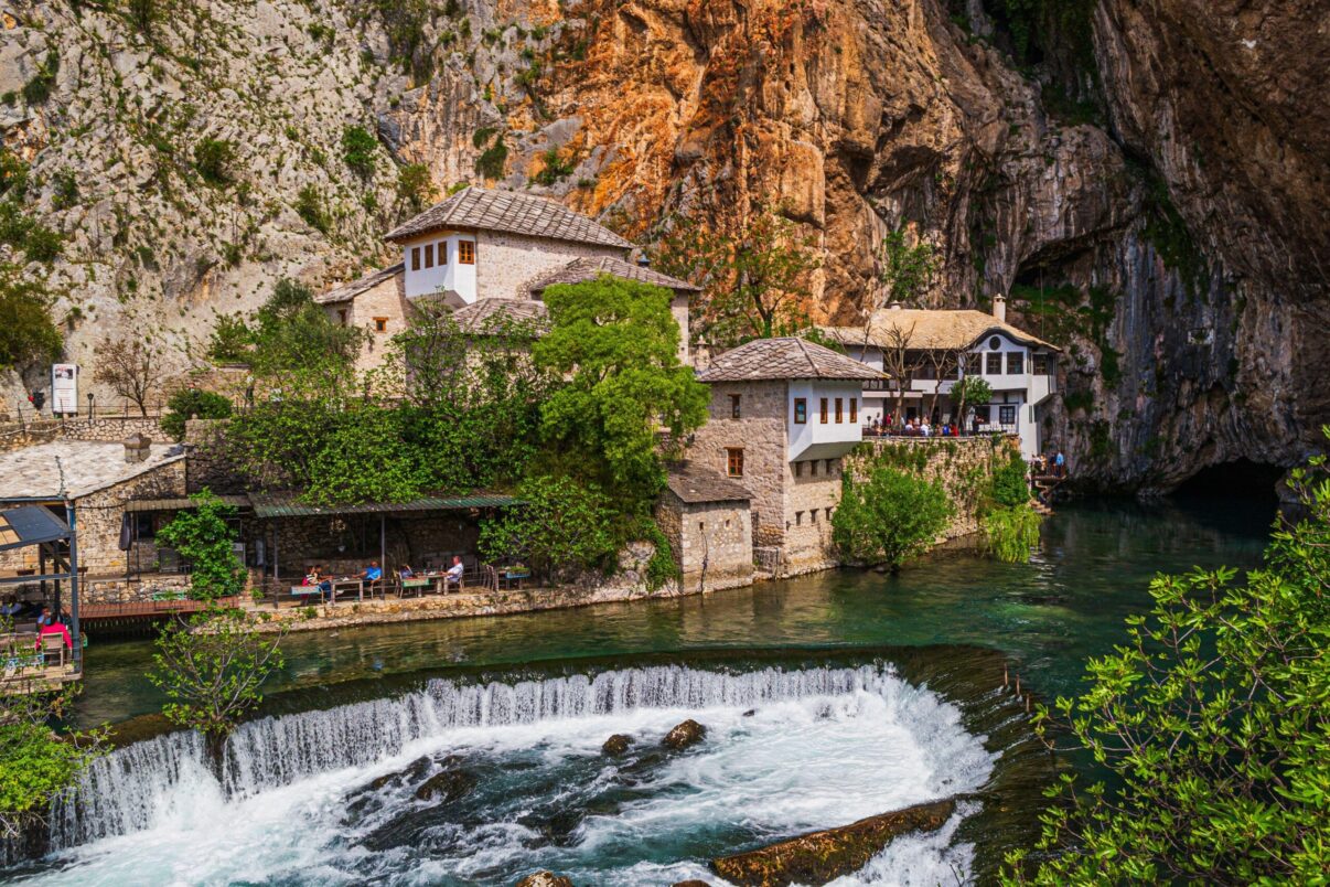 Călător în Bosnia și Herțegovina: mănăstirea clădită între stânci