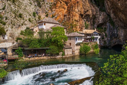 Călător în Bosnia și Herțegovina: mănăstirea clădită între stânci