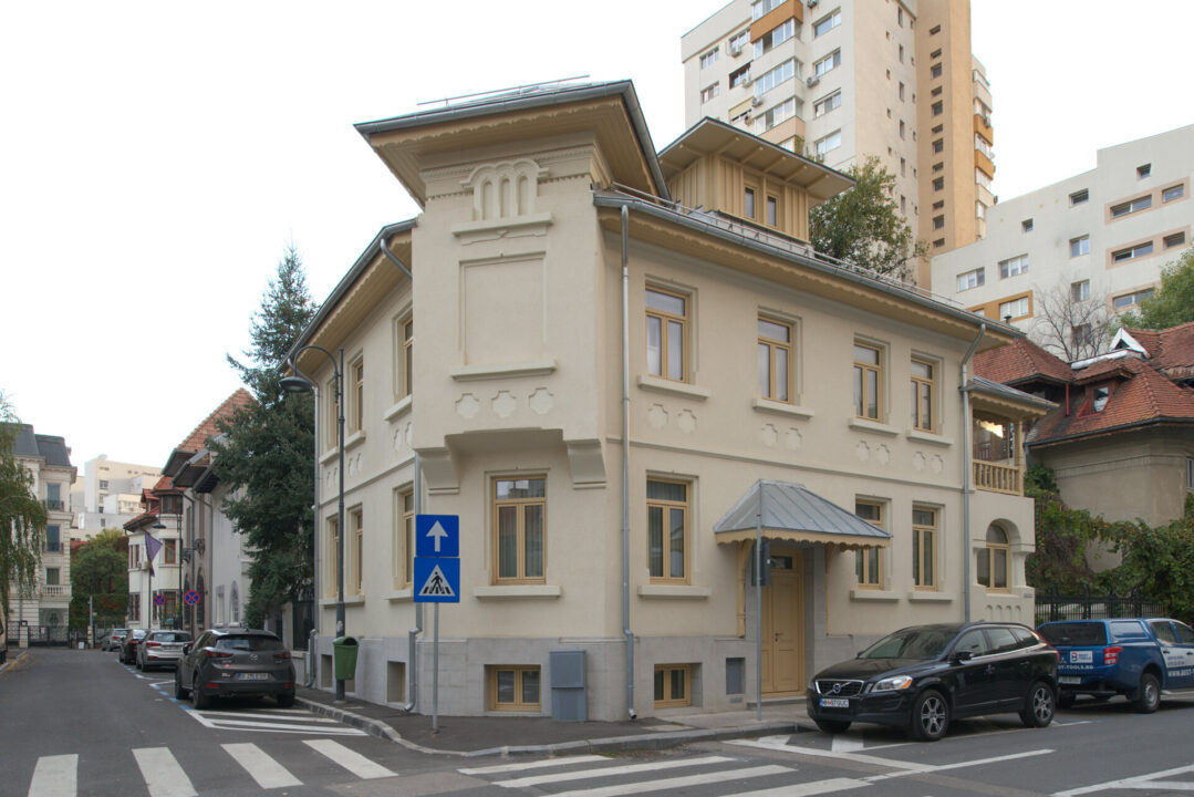 O casă în stil neoromânesc din București, salvată prin restaurare