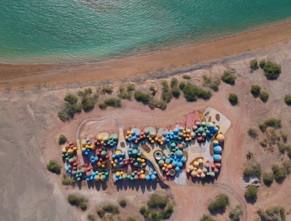 Sustenabilitate la baza arhitecturii, în domurile colorate din insula Ormuz