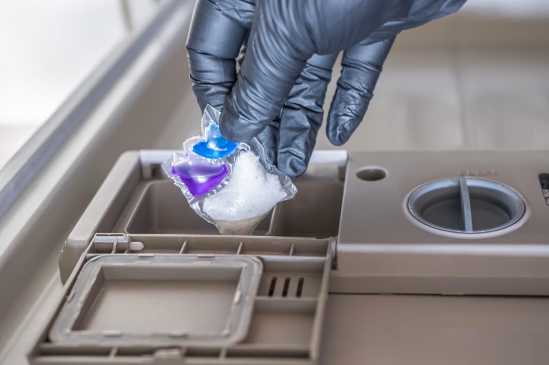 Detergent lichid versus capsule. Ce este mai eficient în mașina de spălat vase