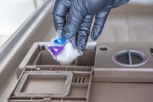 Detergent lichid versus capsule. Ce este mai eficient în mașina de spălat vase